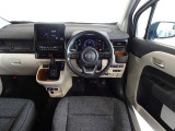 革巻きステアリングで快適な操作性の運転席です。