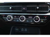 フルオートエアコンを装備しております。車内の温度設定だけでなくPM2.5にも対応した高性能集塵フィルターも装備しており車内はいつも快適空間です。
