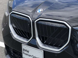 左右のキドニー・グリルの中心にはBMWのエンブレムが鎮座し、個性を放つデザイン性を兼ね備えました。