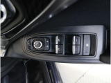 運転席には、ドアミラーの開閉および角度調整、集中ドアロック機能、さらには全ウィンドーの開閉操作を可能にするスイッチが一つに集約。運転中でもスムーズかつ効率的に操作でき、安全性と快適性に役立っています。