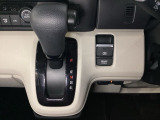 CVT車のセレクトレバーです。低速から高速まで、変速ショックのないスムーズな走りと、エンジン効率のよい領域を維持して燃費にも貢献します。サイドブレーキはスイッチ操作の電子制御パーキングブレーキです。