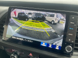バック駐車が苦手な方や、初めてのお車で不安な方も安心。後方の映像をナビ画面に表示するため、周囲を確認しながらスムーズに駐車できます。
