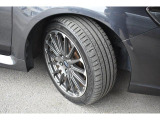 タイヤサイズは225/45R18です
