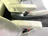 【アームレスト】運転中の身体の負担を軽減してくれるアームレストを装備♪