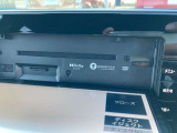 CD、DVD、SDカードは、画面の裏側に挿入出来るようになっています。