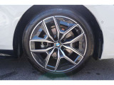 BMW承認の純正タイヤを装備しております☆お問合せ(無料ダイヤル)0078-6002-613077迄お待ちしております。大阪府吹田市芳野町5-55 毎水曜、第二・第三火曜日定休 営業時間10:00〜18:00