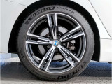 【BMWアロイホイル】軽量かつ強度に拘ったアロイホイル。走行性能ポテンシャルを引き出す設計。車の足元を引き締めてくれる大きなポイントはアロイホイルです。