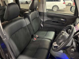 運転席の画像です。足元やシートまわりに余裕があり、リラックスした姿勢で運転が可能です。視界も良好で操作系へのアクセスもしやすく、快適で安心感のあるドライブをサポートします。