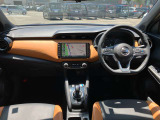 すっきりした運転席周りにはナビやエアコンの操作パネルを設置しておりますので、お一人での運転でもご安心できます。