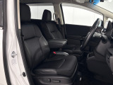 運転席は電動シート付です。細かな動きでドライバーに合わせたポジションを設定できます。