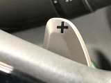 【パドルシフト】ハンドルから手を離さずに素早くシフトアップ&ダウンができるので、エンジンブレーキを使う下り坂や高速道路の合流で加速したい場面で役立ちます。