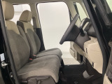 女性でも運転がしやすいように、シートの高さ調整機能(シートリフター)がついています。運転席と助手席の間が空いている為、助手席側への移動がスムーズです。交通量の多い道でも助手席側から乗り降りができます。