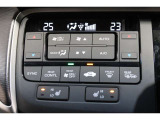 運転席と助手席の温度設定の変更が可能な左右独立タイプのデュアルエアコンです♪♪♪暑がりな人・寒がりな人も誰もが車内を快適にお過ごしいただけます♪♪♪
