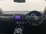 車内は光触媒抗菌消臭施工済です。インパネ周りはスタイリッシュなデザインです。グローブボックスやカップホルダーのほかにトレーなどたくさんの収納スペースが付いています。