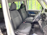 運転席まわりには十分なスペースがあり、大柄な方でもゆったり運転していただける環境です。