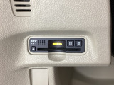 ハンドルの左下にETCがついています。高速道路の料金所の通過も楽々です。 カードの取り出しもしやすい場所についています。