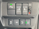 運転席右側にパーキングセンサーのスイッチや電動スライドドアのスイッチ等がついています。