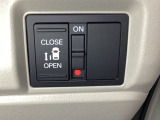 左側電動スライドドアは運転席からでも操作ができるように、ハンドル付近に開閉の操作スイッチが付いています。