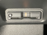 ハンドルの左下にETCがついています。高速道路の料金所の通過も楽々です。カードの取り出しもしやすい場所についています。