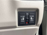 【両側パワースライドドア】両側がパワースライドドアになっており、運転席のスイッチやスマートキーでも開閉が可能。お子様やご年配の方でも乗り降りが楽になり介助等でも重宝します。