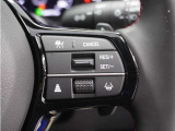 ◆アダプティブクルーズコントロール◆予め設定した車速内でクルマが自動的に加減速。前走車との適切な車間距離を維持しながら追従走行します。【LKAS】車線維持支援システムでステアリング操作を支援。