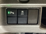VSA装備車です。VSAはドライバーの操作と車の動きを見守っています。もし車の挙動が乱れたとき、4輪別々にブレーキをかけたり、エンジンパワーをしぼることによって車を安定させます。
