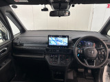 見通しの良い運転席回りとなっておりますので安心して運転をして頂けます!窓が大きいので明るく開放的な室内です