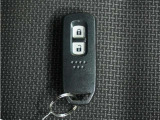 ◆スマートキー◆カギをバッグやポケットに入れたままでもドアロックの開閉ができる『スマートキー』付き!雨天や暗くなってもカギを取り出す必要がなくドアの開錠&エンジンも始動できます