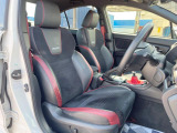 【RECARO製シート】人間工学に基づいた面圧分布によって腰への負担や長時間運転時の疲労発生を軽減☆一目でレカロとわかるスポーティなルックスが特徴です。