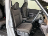 運転席は、大きな座面と包み込むような背もたれがドライバーの身体全体をしっかり支えます。上質なシート素材と座り心地のよいクッションを採用し、長時間の運転やコーナーの多い道も快適です。