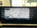BMWのナビゲーションは操作性も良く、詳細な地図情報と交通状況を見やすく表示し、快適なドライビングをサポートしながら目的地までナビゲートします。