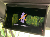 【14型有機ELフリップダウン】三列目からでも迫力のエンタメが観れる大画面フリップダウン。有機ELのモニターでは、一般的なフリップダウンよりも高コントラストでキレイな映像を楽しめます。