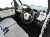 シンプルで使いやすいデザインの運転席です。