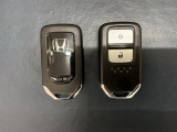 スマートキーは鍵をバッグに入れたままでもドアロックの開閉やエンジンのON・OFFができます。夜間や雨の日も鍵を探さなくて良いので便利です。