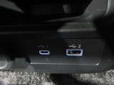 USB充電専用電源ソケットも付いています。モバイル機器などの充電専用