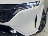 【LEDヘッドライト】悪天候や夜間走行時も良好な視界を確保し安心して運転できる高輝度LEDヘッドライトを装備!点灯速度が早く、消費電力も抑えられています。