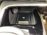 【ワイヤレス充電器】スマートフォンを置くだけで充電可能。ケーブルをつなぐ煩わしさがありません。