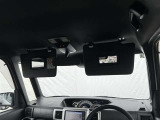 ミラー付きのサンバイザーが装備されています!