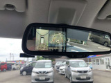 アラウンドビューモニターはルームミラーに映ります。