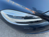 【LEDヘッドライト】ハイビームを先行車や対向車にあてず、その両サイドではハイビーム照射を維持。見える範囲が段違いに広くなりました。北欧神話に登場するトールハンマーをモチーフにデザイン。