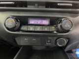 【オートエアコン】一度お好みの温度に設定すれば、車内の温度を検知し風量や温度を自動で調整。暑い&hellip;寒い&hellip;と何度もスイッチ操作をする必要はありません。快適な車内空間には必須の機能ですね♪