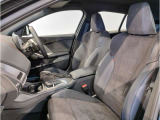 【助手席シート】運転席シート同様長時間乗車・スポーツドライビングでも疲れにくい形状にセッティングされたシートを装備しております。