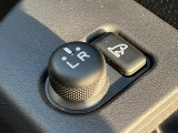【電動格納ミラー】サイドミラーは電動格納式となっており、狭い駐車場でもキズがつくリスクを抑えられます。
