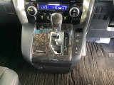 足元スッキリ、インパネシフトです。パーキングブレーキは電子制御パーキングブレーキタイプなので、運転席と助手席の間がスッキリしています。