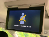 【12.1型フリップダウンモニター】大画面モニターで後席でもエンタメをお楽しみいただけます。小さなお子様にも大人気の装備です♪