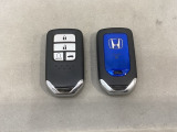 スマートキーを装備しています。鍵を差し込むことなくドアロックの開け閉めと、スタートボタン操作でのエンジンスタートができます。ボタン操作でトランクが開けられるトランクオープナーもついています。