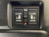 リアドアは乗り降りに便利な両側電動スライドドアです。また運転席に座っていながらスイッチ操作で自在にスライドドアを開け閉めできます。