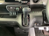 足元スッキリ、インパネシフトです。パーキングブレーキはフットブレーキタイプなので、運転席と助手席の間がスッキリしています。
