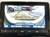 【バックカメラ】運転が苦手な方も車庫入れラクラクです!ギアをリバースに入れれば自動的に切り換わりますので、面倒な操作は不要です♪狭い駐車場もお車を傷つけず安心ですね!