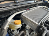 【STIタワーバー】お車の剛性を高めるタワーバーを装備。よりスムーズなコーナリング走行が可能となり、走りも楽しめます。